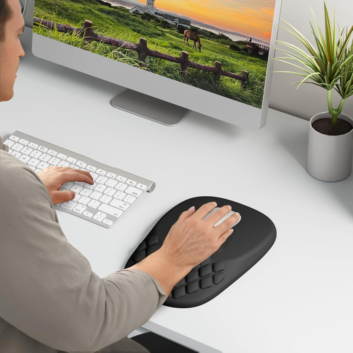 Ergonomic Mouse Pad with Wrist Support, Black, PU